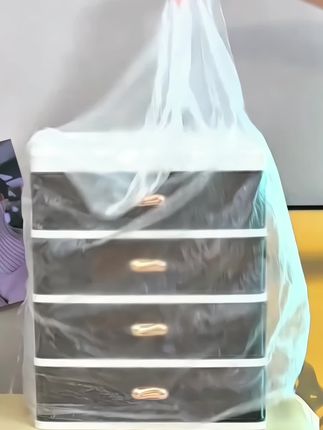 家里杂物多的朋友们看过来,这个就是最近很火的抽屉式收纳盒,它是可以叠起来放的,而且里面还是分隔的设计,这样就可以把家里的东西都收拾的整整齐齐了,它的外观也非常好看,不管是摆在客厅还是卧室都很合适,有了它之后,再也不用担心找不到东西了。#美妆 #种草 #爱了爱了 #学生党必备 #化妆品收纳