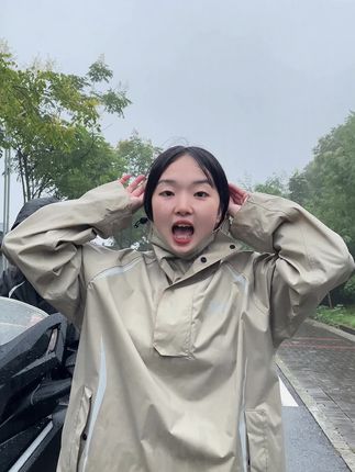 但一件好的暴雨雨衣,能给他们撑起一片 “小晴天”。#雨衣 #暴雨 #雨天出行 #外卖小哥