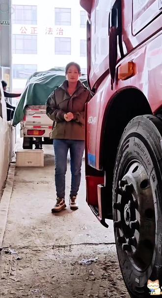 日出赶路,日落追光,方向盘就是我的方向。#女货车司机#卡车在路上#为生活奔波