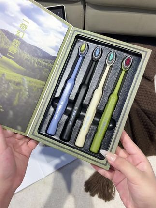 刷到了一定是你该换牙刷了!赶紧试试这款山型凸面牙刷!这个价到手4支还是精致的礼盒装 刷的干净还舒适!#山型凸面牙刷 #牙刷 #牙刷推荐 #仙女必备
