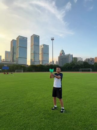 在追竹蜻蜓的过程里,孩子眼睛看远看近,比做眼保健操还有用。而且操作特别简单,5岁小孩一学就会。周末带去公园、广场,孩子能玩一下午,既锻炼了身体,又少看了手机,当家长的省心多了!赶紧给孩子安排上,让他爱上出门玩!