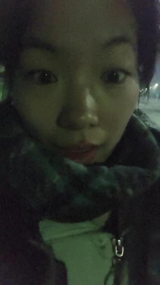 从only展宣发的时候就开始关注,后来就一直在群里关注开票的消息。国庆期间要开票的时候犹豫好久,因为本身我是i人,所以其实很害怕自己到时候会呆呆地在展子里,不知道去互动。我特别害怕这样,但想见面的执念特别深,所以还是买了票。
后来国庆返校,陆陆续续挑了好久的衣服,汉服,洛丽塔,小长裙,各种各样的都看过,但因为不是很自信,最后还是选了一套偏日常的灰色系列的衣服。后来就是约美甲,约妆,买美瞳,因为不知道什么样子的美瞳适合自己,就去网上搜教程,知道了自己是浅瞳,又买了四盒不同类型的美瞳,一个一个试戴,找到了最适合的一款。
那个时候教资面试和六级都在面前,每天最期待的是能够去线下见面。所以每天都把only展挂在嘴边,给自己动力。
only展就在六级考完后的第一天,所以考完了六级,马上就准备去做美甲。但因为那天刚好是下雪没多久,天还很冷,地也很滑,打了半个小时的出租车愣是没打到,后来坐了公交车,在车上导航告诉我已偏航,来回确认好几遍以后,才发现坐错了车。又马上下了车,重新坐车,在公交车上又开始打车,最后终于打上了,不过和预约的时间迟到了半小时。做美甲的时候朋友忽然在群里发消息,说之前报名的大赛周一就要截止提交了,做完美甲马上就回宿舍洗澡洗衣服,收拾第二天要带的东西,最后又开始写大赛。忙完以后在床上睡不着,一点多终于睡了,结果两点多就醒了,打开手机发现手机死机了,后来看了小红书说是系统要更新了,就去设置里给手机更新,更新完以后三点了,我又逼着自己睡觉。五点十几又起来收拾,带美瞳带耳钉,本来其实用不了多久,但是做了长甲特别特别麻烦,试了好多次以后才终于都完成了。
收拾完以后,马上往校门口走准备坐公交车,完全没在想着打车了,生怕和做美甲那天一样打不到车,坐了将近40分钟,终于到了高铁站,在高铁上的时候特别特别紧张。不停的想自己到时候要干什么,下了高铁又坐公交去约妆老师那里化妆。但是早到了半小时,于是去便利店买了点东西,接着去楼下等了一会。
化完妆马上打车去场地,但还是晚了半个小时,错过了开场。和搭子碰头后就去二楼做互动游戏,之后在一楼,愣是不敢上去集邮,每次都是做了好久的心理建设。以至于结束后手机相册里的照片都很少。可我还是好幸福。
#齐司礼only #奔赴