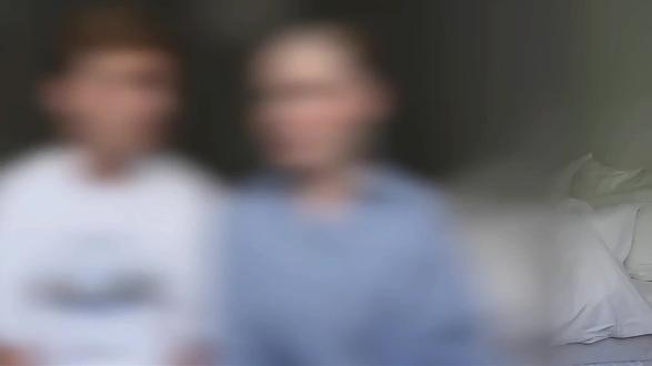 #英语口语 #vlog #美式英语 #雅思口语 #影子跟读
通过了解油管博主birta和他男朋友相识的过程,来跟读一下英语~
✨重点知识点:
⭐sleepover:名词,意为“(在别人家过夜的)聚会”。
⭐out of the blue:短语,意思是“突然地,出乎意料地”。
⭐apparently:副词,“显然,看来,据说”。
⭐set sb. up:短语,“撮合某人;为某人介绍对象”。
⭐end up doing sth.:短语,“最终做某事,结果做某事”。
⭐a bunch of:短语,“一群,一束,一堆”。
⭐make out:短语,在文中意思是“(情侣)亲吻、爱抚”。
⭐basically:副词,“基本上,大体上”