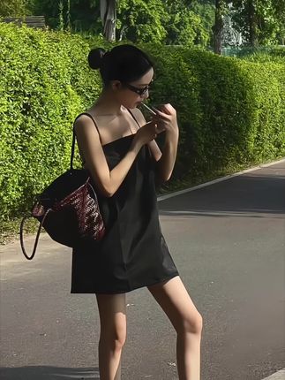 时尚高级感辣妹吊带连衣裙女装夏季2025新款性感露背上衣气质短裙#谁穿谁好看 #气质这一块拿捏死死的 #时尚高级感穿搭 #新款搭配每日更新中 #短裙搭配