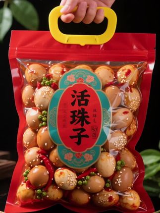 活珠子 五香款:八角、桂皮等香料慢慢浸润,开袋就是浓郁香气。先吸一口鲜掉的汤汁,蛋黄软糯 香辣款:热辣香气直钻鼻腔,鲜辣交织在舌尖爆开,追剧、聚会吃着超过瘾#活珠子#强烈推荐 #美食推荐#好货推荐 #快来一起尝个鲜
