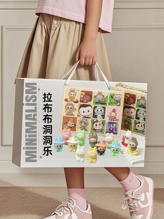 哇塞!被这拉布洞洞乐拿捏了🥰 宝妈们、玩具控们看过来👀!这款拉布洞洞乐公仔玩具,简直是超棒的儿童礼物🎁 它是可爱的植绒布布造型,软乎乎超治愈~玩戳戳乐的时候,每一下都充满惊喜,就像在探秘神秘宝藏,能锻炼宝贝的动手能力和好奇心。 摆在房间里当摆件,瞬间让空间可爱值拉满。不管是自家宝贝玩耍,还是送朋友小孩,都超合适。快把这个“惊喜小卖部”带回家,给孩子的童年添点不一样的乐趣🌈 #拉布洞洞乐 #植绒布布摆件 #儿童礼物 #戳戳乐玩具