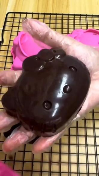 幸福有很多种,比如给你做一个超大个Kitty脆皮冷萃酸奶#干噎酸奶 #甜品治愈一切 #冷萃酸奶 #Kitty #硅胶模具