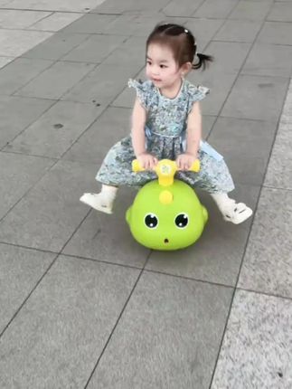 哪个小宝宝能拒绝这么可爱的奶龙花生车啊!静音万向轮太丝滑了。#儿童玩具 #萌娃骑车#儿童车#也太可爱了吧 #超萌可爱宝贝 #快乐的一天✨🍁🌴