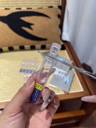 我真的太喜欢这种次抛的设计了,一次一支真的很方便,还不用担心会氧化。它这个质地啊,很清爽,一点都不粘腻,吸收之后皮肤润润的#补水保湿 #好皮肤养出来
