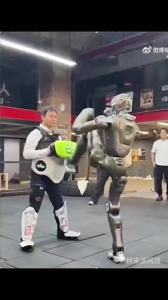 18万国产机器人“杀疯”海外,被老外硬说是特效 踹飞自家CEO的机器人在海内外上热搜,还拿下10亿融资!#众擎机器人 #众擎机器人t800 #机器人 #人工智能