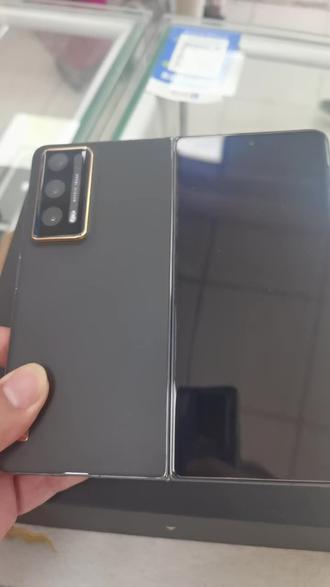 荣耀V2 至臻版礼品机 16+1TB 5G双卡全网通 素皮黑 太漂亮了 用这个不比X5香啊 干了手机这么多年 一直不明白有钱人的世界咱不懂 没钱人都装逼系列咱还是不懂 总结没有活明白#手机店日常 #mate60遥遥领先 #数码科技 #支持华为 #荣耀v2至臻版