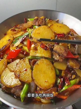 我们家每周都会做两次的干锅土豆片,土豆椒香粉糯酱香浓郁,大人小孩子都无法拒绝!有这个菜,饭多要多吃两碗 !#干锅土豆片 #家常菜