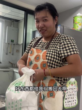 这个姐姐对弟弟太好了,知道要回来,早早的和好面给弟弟包饺子;不瞒大家,我也有一个,只是在四川。#日常vlog #新农人计划#随时随地标记一下