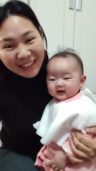 听说二月二龙台头的日子,属龙和属蛇的这天不能理发,吓的我都没敢给宝宝理,就改到了今天才给宝宝理发,这是我人生中第一次拿推子,笨手笨脚的我,刚开始让宝宝躺到我腿上给理的前面发现宝宝不舒服,又让宝宝爬过来,哎,发现她爬到我腿上还挺舒服开心的,这样我能好好理了,宝宝还挺配合,特别乖的让我一点一点的给她理,第一次理发能理这么好,多亏了宝宝的配合,看看理的还不错吧,理完后先给她洗了个头,又洗了个澡,洗完穿好衣服帽子一戴看看我们小女孩的模样是不是就出来了#人类幼崽到底多可爱