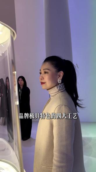 一眼万年的布契拉提大展 我要来刷屏了!
最美的珠宝文化艺术展,没有之一。
“凝时之匠 - Buccellati布契拉提典藏展”在上海展览中心中央大厅盛大揭幕。这次展览再次刷新了一个珠宝品牌的展览能呈现的美学与技术的边界。展览呈现了金匠王子Mario Buccellati及他的后人们如何将贵金属材质巧妙演绎为隽永艺术杰作。250件作品件件美妙,但最精彩动人的是品牌的传世文化、意式美学、精湛工艺与当代影像科技的完美结合。多一分则冗余,少一分则不足,目光所及之处都是思想与艺术在沉浸的氛围里恰到好处地蔓延~~很多空间都令我感动,久久不愿离去。一个值得N刷的展,大家快去抢票吧!
展期至2026.01.05
#静主编#布契拉提#Buccellati#珠宝展#上海