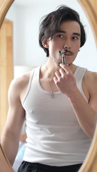 送男友剃须刀选它!三刀头顺滑剃超亲肤! 松下小锤子2.0剃须刀,三刀头配SkinCare双滚轮,顺滑度提升35%,亲肤不拉扯;AI智能感应胡须浓密度自动调速,敏感肌也能用;充电1小时续航50天,差旅携带超方便~送男友超有面!#便携式剃须刀 #剃须刀推荐 #松下小锤子 #剃须刀送男朋友推荐 #剃须刀哪款好用真实测评