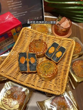 哇塞!这谁能拒绝里面是一整颗蛋黄的黑豆沙月饼啊!#软糯香甜#蛋黄月饼 #黑豆沙月饼 #广式蛋黄月饼#强烈推荐