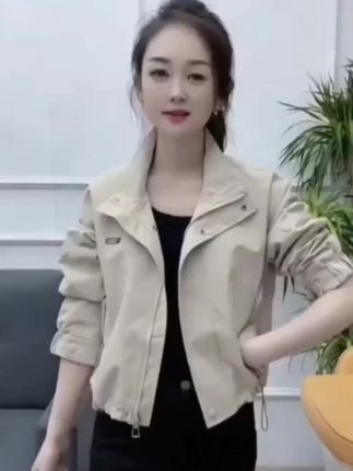 #初秋穿搭 #冲锋衣 #气质穿搭 #洋气减龄 #谁穿都好看