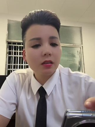 感谢坚强的自己,不管生活多苦多累,自己咬牙坚持下来了,无论处境多险多难,自己鼓起勇气勇敢面对。虽然经历了人生中的风风雨雨,但依真诚的生活。这些年真正替我撑腰的,是,争强好胜不服输的自己,因为我明白能从暴雨中走出来的人,靠的从来不是那把雨伞,车到山前必有路,关关难过,关关过,山不转水转,如果生活吧你抛入了最低谷,也一定给你留了上坡路,加油!@绿景山庄甄选店 @凤凰教官甄选小店 @好兄弟梦想团 @好兄弟梦想团(老舅) @凤凰姐在河南 @凤凰教官在河南 @凤凰姐