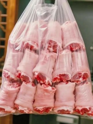双汇的小蹄胖啊,带蹄带筋、带肉、带骨带水,特别香,比猪爪合适,还好吃,六十六块六五斤,马上涨价了,没抢到的赶紧去囤,顺丰京东冷链包邮到家。#新鲜猪小蹄膀 #猪脚 #太香了 #真才实材才能做出来好味道 #猪脚圈