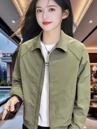 中秋扮帅就靠它! TUCANO啄木鸟翻领夹克,2025春秋新款直接封神~ 纯色设计高级不挑人,翻领自带利落气场,薄款面料春秋穿刚好,轻便又有型,户外出街都能hold住。 版型宽松藏肉显瘦,搭牛仔裤是随性潮男,配休闲裤显沉稳质感,高端品质穿出门超有面儿。 新款上市,别错过!戳下方抢,中秋穿上它,帅气又百搭~ #中秋男装 #啄木鸟夹克 #春秋外套#品质男装 #谁穿谁好看