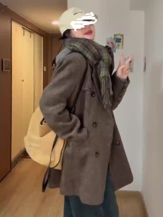 呢子大衣真的没有必要买太贵的,但是一定要买一件,因为呢子大衣真的特别特别的保暖。#秋冬新款#穿出高级感#毛呢外套