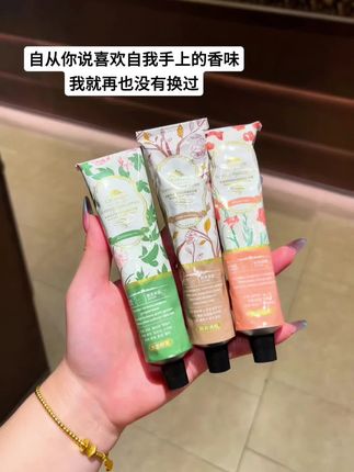 姐妹们,信我的,用这款护手霜,对象每天追着你狂吸!香味好闻到心坎上了!#护手霜 #护手霜推荐 #秋冬必备 #在抖音买到的好东西