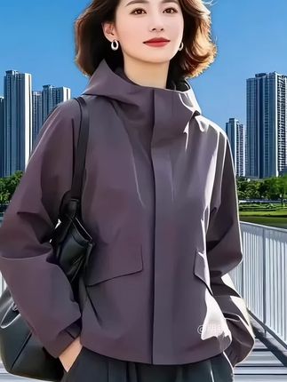 宝子们,2025秋季这件小众外套绝了!韩版独特设计告别撞衫,连帽冲锋衣版型又A又飒~ 干净色调自带高级滤镜,上身就是清冷感大女主。随便搭T恤或卫衣都超好看,日常出街吸睛度拉满,小众党赶紧锁死!#时尚女装 #魅力穿搭 #秋季冲锋衣 #穿出不一样的风格 #外套