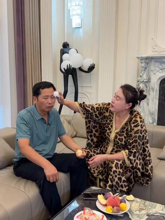 大宝让我给儿媳妇带点面膜回去,我先给男朋友体验一下。#记录真实生活 #vlog日常 #分享美好生活 @楠姐-徐楠楠(记录真实生活)
