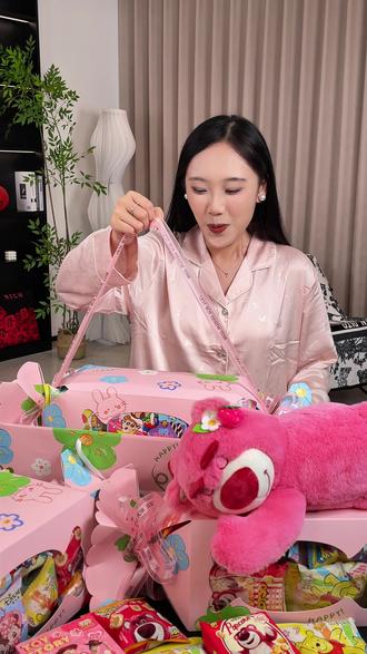 哇塞!#520 收到这零食礼盒太幸福啦!俏皮有趣的糖果包装,里面是各种美味的小零食,送礼嘎嘎合适!#六一 #零食礼盒 #惊喜