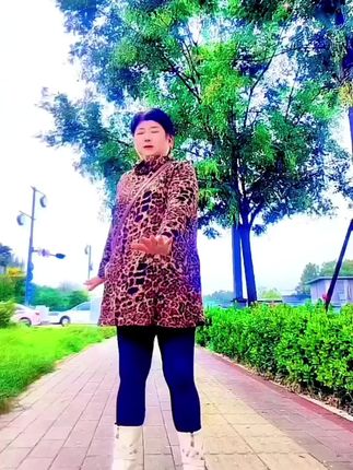 不管美不美,只要皱纹不长在心里,我就永远风华正茂!