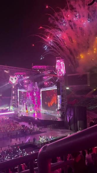 “我倒数三二一 看着你的眼睛 漫天的烟花绽放倒映”
长达六七分钟的烟花 我一直在哭#汪苏泷#广州#跨年#演唱会