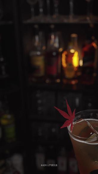 茶香蜜韵🍵如何做一杯红茶风味的嗨棒? 如果说经典Highball是通过稀释来释放威士忌中层叠的风味,那么今天这杯「红茶利口酒」和「康普茶」的搭配,就是通过单一维度的强化来放大红茶的「茶香蜜韵 」,可能「蒂凡茶酒」在国内不常见,但是这款酒在德国拥有和野格一样的名气和地位~作为南部地区最有名的利口酒,自带茶香和清爽的花香,与苏打水/康普茶等饮品搭配绝佳
苏轼曾酿茶酒,其定论曰:茶酒采茗酿之,其浆无色茶香自溢,虽说今天用到的红茶利口酒和「highball调酒框架」都是舶来品,但也算是与大文豪的风味审美一致,康普茶这种今年兴起的发酵软饮,所带来的茶香/酸甜/气泡感,不正是一杯「秋日特调」所期待的么?
·
🍸今日酒单:红茶康普茶嗨棒 |Black Tea Kombuchas Highball
·
🌿材料:
红茶利口酒······ 45 毫升
康普茶适量
·
📎调制步骤:
1. 高球杯(Highball Glass)中加入条状老冰,搅拌冰杯备用。
2. 冰好的酒杯中中加入红茶利口酒 45 ml, 。
3. 稍作搅拌充分降温。
4. 冰镇康普茶加满即可出酒。
🍵做法请参考视频哦
·
#美食制作 #美食教程 #鸡尾酒 #康普茶 #红茶