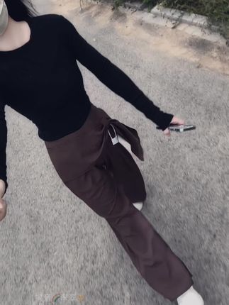 简单的陪伴,无条件的信任,看得见的在乎,这才是我想要的结果。#阔腿裤 #秋季穿搭
