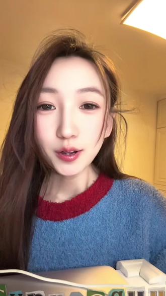 《玫瑰丛生》看小贝随感|我真正想表达的是关于“忠于自己感受”的深层思考。
小贝之所以能呈现出那种近乎完美的包容和忠诚,根源在于他的爱是“忠于自己的感受”。这个“感受”的主体是他自己,主动权在他手里。
这就解释了为什么他能做到那种看似“无条件”的包容:因为他的爱不是建立在对方“值不值得”的评估系统上,而是建立在他对自己情感的诚实上。此刻爱,就全情投入;如果有一天不爱了,也会诚实面对——这不是冷漠,而是一种更深层的尊重:尊重对方,也尊重自己。
正是因为有这个“忠于自我”的内核做基础,外在表现出的忠诚才不是自我牺牲式的、有潜在怨气的,而是清醒的、自主的、真正温柔的。
小贝的心理机制是,他的爱是扎根于自我认知的,不是飘浮在对方反应上的。bingo~这才完善了我想说的。✌️
#刘宇宁 #玫瑰丛生 #刘宇宁玫瑰丛生 #玫瑰丛生小贝 #两性情感