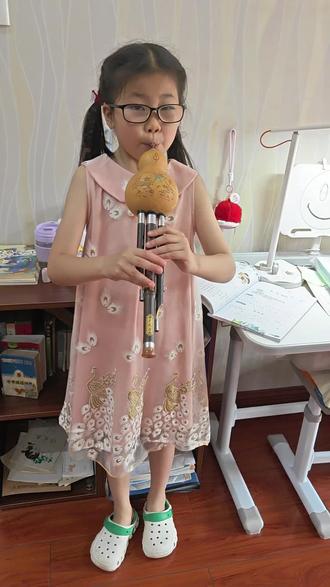 吹葫芦丝的小女孩 思思 简谱 小羊羔教学#学葫芦丝的孩子 #葫芦丝 #葫芦丝演奏 #小学生才艺 #葫芦丝儿童