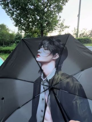 夏日出门全靠它!王一博同款自动晴雨伞,一键开收超方便~ 大太阳挡得住,突然下雨也不怕,颜值还巨能打!带着出门安全感拉满~ #王一博同款 #夏日必备神器 #晴雨伞推荐