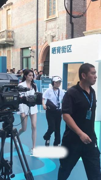 这腿比我的命还长 #关晓彤 #热点 #唐嫣 #古力娜扎 #大长腿