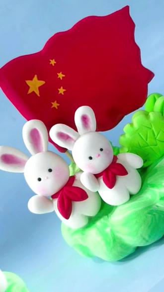 🐇小白兔粘土教程|在红旗下敬礼,愿山河皆安!🇨🇳 93阅兵前夕,做了一个超有意义的粘土手工——
「红旗下的敬礼小白兔」🐇❤️🇨🇳
一步一步捏出兔子的军礼造型
画上小小五角星 ★
举起那面飘扬的红旗
这一刻,真的被自己感动到了🥹
我们不是生在和平的年代
只是生在了一个和平而强大的国家
长在春风里,目光所至皆为华夏
何其有幸,生于中国!
一揉一捏,都是敬意
一按一贴,皆是热爱️
如果你也喜欢手工、爱国风、治愈系创作
不妨在评论区告诉我~
我们一起用双手,把对祖国的爱“捏”出来!
❤️期待你的三连~关注我不迷路!
#粘土手工 #我的手工日常 #敬礼兔 #93阅兵 #爱国正能量 #生于华夏何其有幸 #红旗下的我们 #DIY手工制作