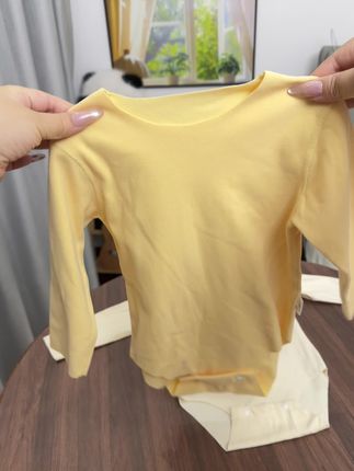 天气越来越冷了、像宝宝的打底衫就得提前准备起来了、我给我女儿买了两件这种德绒的包屁衣面料不仅舒服安全而且还有一层细细的绒毛就很保暖、刷到的妈妈可得拼手速了、 #高品质童装 #面料舒适透气 #贴身衣物 #包屁衣
