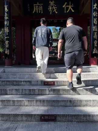 伏羲与西天:跨越时空的文明回响 上古之时,天地混沌初开,伏羲立于黄河之滨,观天象、察地理,以一画开天,创八卦推演万物规律,为华夏文明劈开蒙昧的迷雾。彼时西天尚在时光的另一端沉潜,却似早有感应,云海间渐生微光,仿佛在为这颗东方星球上诞生的智慧默默颔首。 待伏羲将八卦之理传于世人,教民结网渔猎、始通人伦,华夏大地初现秩序之时,西天的霞光已渐次铺展。那片被后世赋予慈悲与智慧象征的净土,虽未与伏羲谋面,却以其独特的祥和意境,与伏羲所开创的人文之光遥相呼应——一者在东方奠基文明根基,一者在西方勾勒精神归宿,跨越了时空的阻隔,共同在天地间写下对众生安宁、世界有序的美好期许。