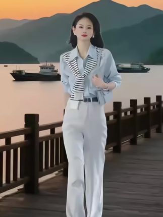 早秋通勤就靠这套蓝色衬衫套装撑场面! #夏日穿搭小心机 韩系利落剪裁,自带轻奢滤镜。挺括衬衫领口利落有型,搭配同色系高腰直筒裤,悄悄拉高腰线,腿长直接加成。莫兰迪蓝调温柔显白,不挑肤色还衬气质。细节藏着小心思,隐形口袋实用又不破坏线条,通勤赶地铁、见客户都大方得体。一套上身,干练中带点松弛感,高级感藏在每处版型里,早八不用费心搭,套上就能自信出门~#休闲减龄穿搭 #显高显瘦显腿长 #穿出自信穿出美丽 #面料柔软舒适 @DOU+小助手