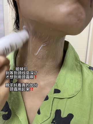 经常低头玩手机,脖子上好几道颈纹的姐妹们,快试试这个#凡士林颈纹霜 ,非常方便的滚珠设计,平时可以一边按摩一边吸收,从今天开始打卡养成天鹅颈‼️#美颈霜 #淡化颈纹 #女生必备 #颈部保养