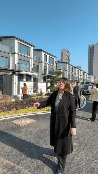 高铁站北面联排别墅 项目案名:美伦雅院
别墅户型:约236㎡/300㎡/312㎡/350㎡
总建筑面积:约15.2万㎡
绿地率:30%
产品类型:联排别墅174套
物业公司:苏州吴楚物业
物业费:2.7元#别墅豪宅 #今日好房推荐 #高端小区 #常熟房产 #带院子的房子