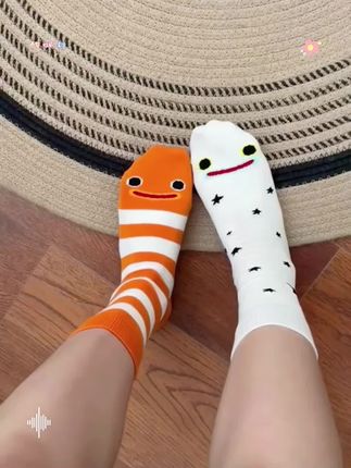 姐妹们快看我的搞怪袜子真的太可爱了!花园鳗鱼搞怪袜子,可爱直筒条纹柔软中筒袜,百搭款棉袜子童袜亲子袜,穿上它让你变成萌萌的搞怪女孩,不管是上学还是上班都能穿出不一样的风格,而且它的面料也很舒服,不会闷脚,真的很适合喜欢搞怪的姐妹们。#可爱的小脚丫 #哎呦喂你袜子真好看 #袜子🧦 #少女足 #袜子怎么穿最美