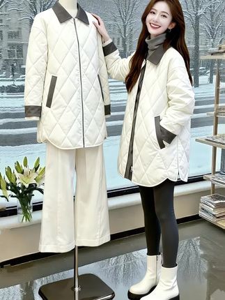 雪天里的白灰棉服:苏樱的梨形冬日范本 雪絮飘飞时,苏樱裹着那件大码白灰色宽松棉服走来,成了冬日里最温柔的风景。中长款衣摆恰好遮过胯部,把梨形身材在意的大腿线条藏得妥帖,走动间棉料轻晃,完全不见臃肿。 软糯棉感裹着暖意,却没给身形添负担,宽松廓形反而衬得身姿更显轻盈。纯净白灰与漫天雪色呼应,下搭一条深色加绒 leggings 平衡视觉,踩双雪地靴深一脚浅一脚踏雪,随性又有气质。 微胖姐妹穿它再合适不过,不用纠结赘肉显形,既能裹住冬日寒风,又能在雪景里穿出松弛时髦感,把梨形身材的冬日穿搭难题,变成了行走的亮点。#棉服也能穿出时尚感 #时尚休闲穿搭 #大码女装#显瘦穿搭 #秋冬穿搭 @抖加🔥上热门🔥dou+🔥热点宝