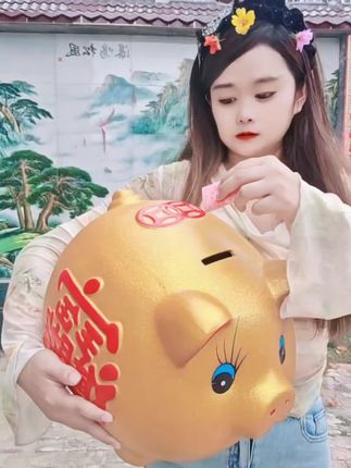 #金猪存钱罐 #大金猪 #存钱罐摆件 #摆件 超大的大金猪存钱罐,颜值与容量都给拉满了