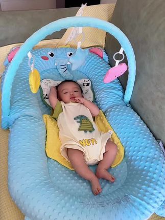 现在很多东西真的都是给宝妈减负的,入手这个床中床真的方便呀,宝宝吃完奶也可以躺上面玩,睡觉,防止小月龄宝宝落地醒,他玩他的,我做我的#宝妈 #宝妈推荐