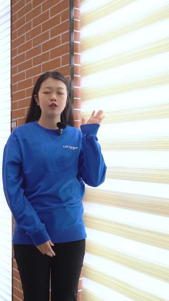 一个视频☝️教你区分香格里拉帘和柔纱帘
柔纱帘又叫斑马帘🦓,是和香格里拉帘比较相似的一种产品,他们都可以调节光线🔦,保护隐私👀,并且都是卷帘样式,所以不占空间。那他们有什么区别呢❓
💫结构
香格里拉帘|三层结构,两层纱网➕一层帘布
斑马帘|双层结构,一条帘布➕一条纱网交替组成
💫调光方式
香格里拉帘|需拉到底部,才可以打开帘片进行调光
斑马帘|通过两层帘片交替进行调光的,可以把斑马帘拉到任意位置进行调光
💫调光效果
香格里拉帘|由于是S型帘片、双层结构,所以光线更为柔美
斑马帘|调光位置都是直线进入,呈现是一条条的,更为硬朗
香格里拉帘和斑马帘都是现在非常流行的调光窗帘,所以你更喜欢哪一款呢❓可以在下方评论区告诉我们哦🥰
#窗帘 #窗帘定制 #香格里拉帘 #柔纱帘 #柳佳窗饰