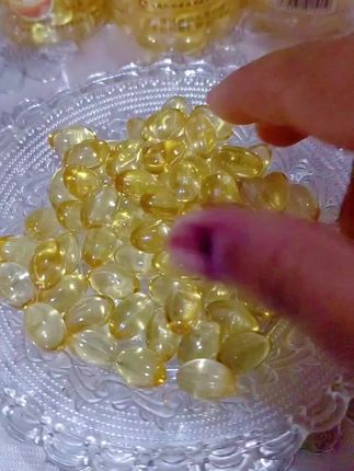 维生素e白天用好还是晚上用好? 维生素e的正确用法,每天晚上用一粒,坚持以油养肤#护肤小技巧 #提亮肤色改善暗沉#上热门抖音小助手#上热门
